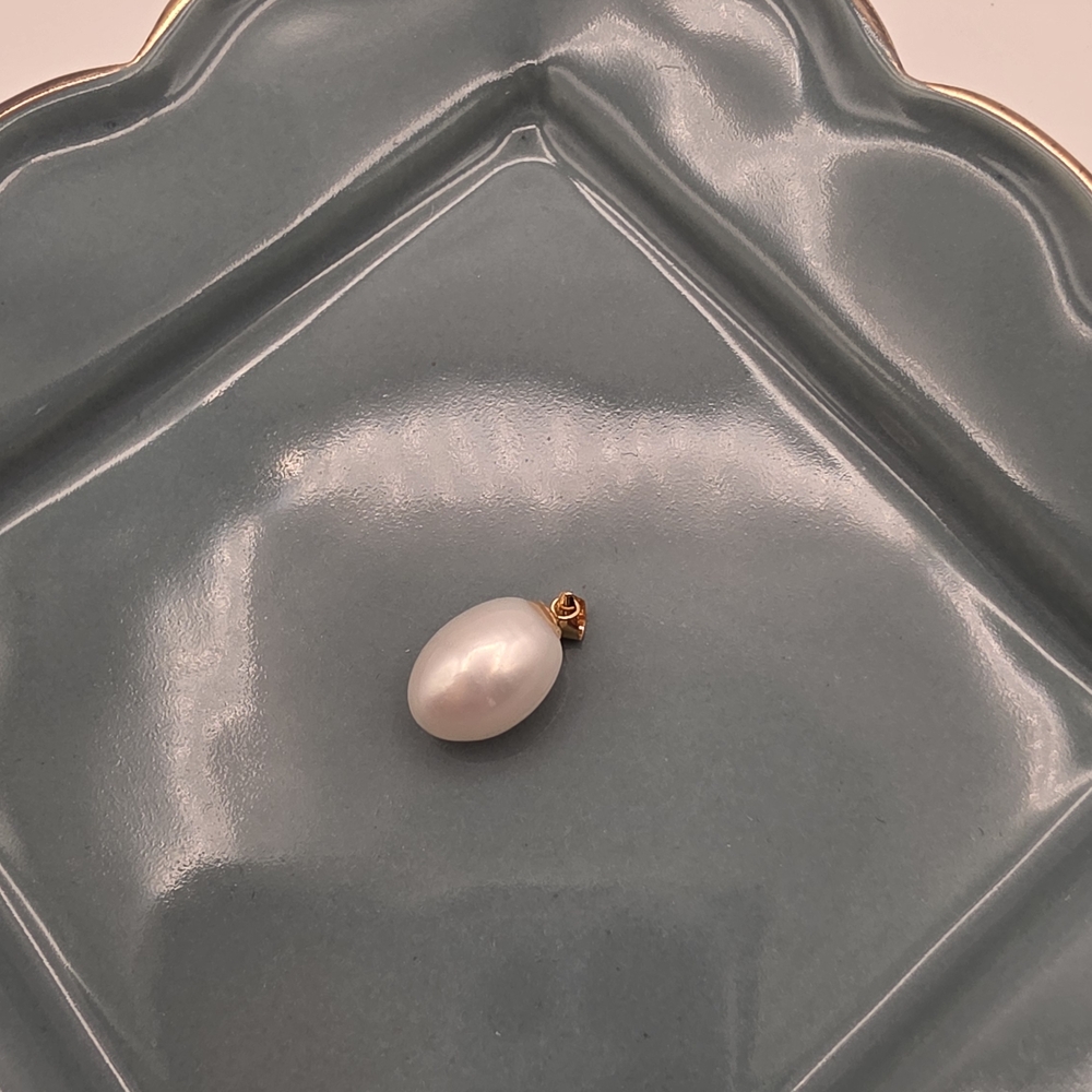 Elegant Pearl Pendant with Gold Accent